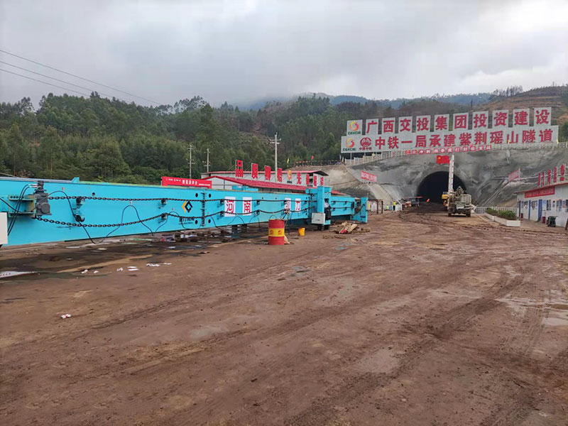 中鐵一局承建柳梧鐵路紫荊瑤山隧道移動棧橋